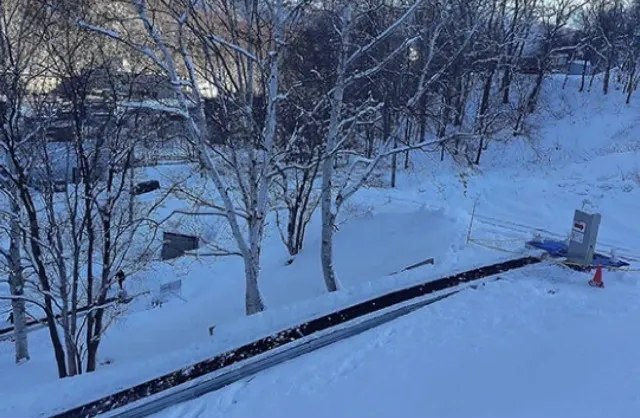Un copil de 5 ani a murit după ce a fost prins în banda transportoare pentru schiori