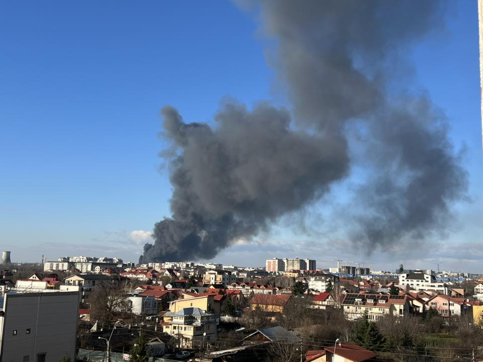 Ministerul Mediului: Norul de fum de la incendiul din sectorul 6 se îndreaptă spre estul și sud-estul Capitalei : Europa FM