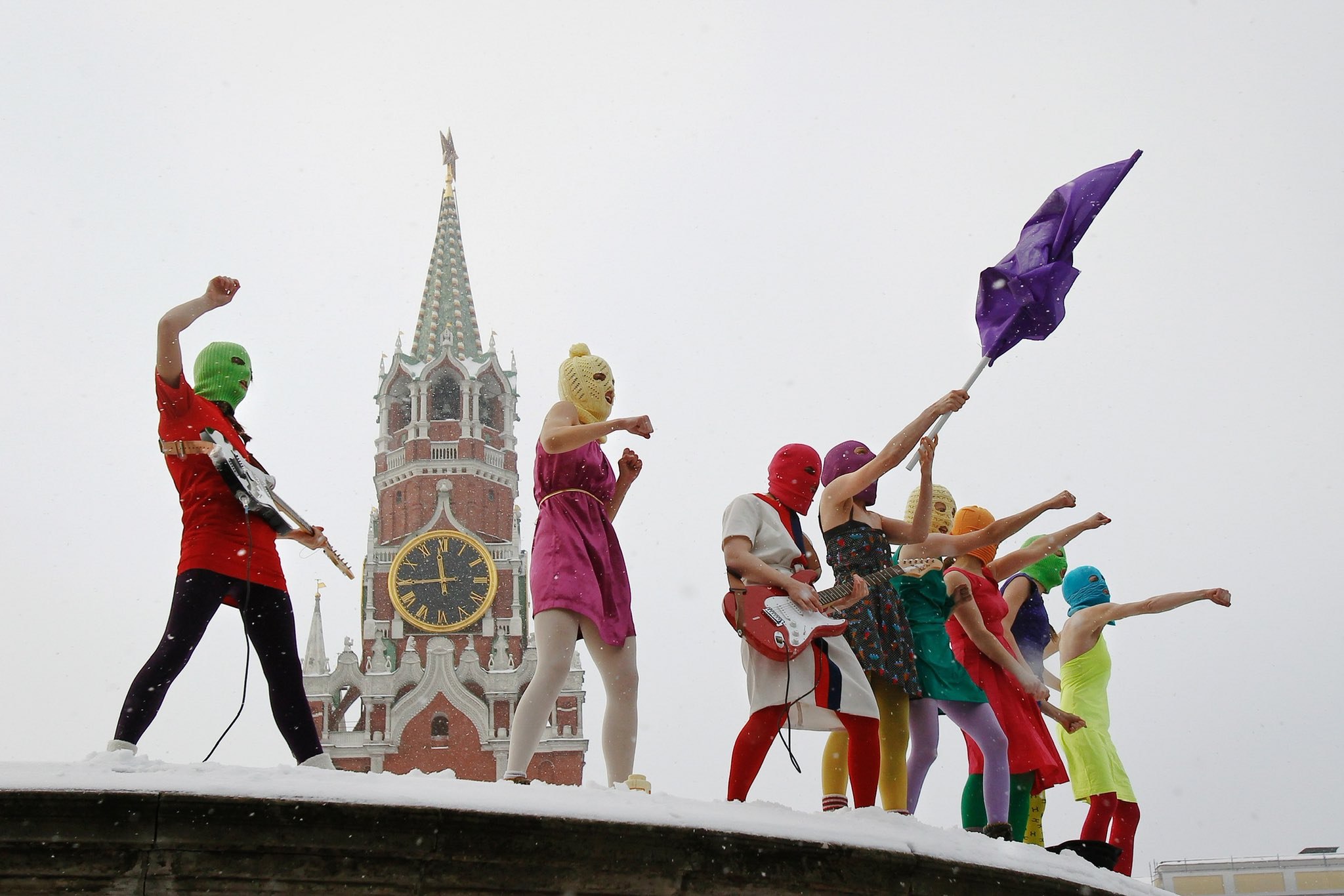 Cum devii „extremist” în Rusia: mărturia dură a unei membre a grupului activist Pussy Riot
