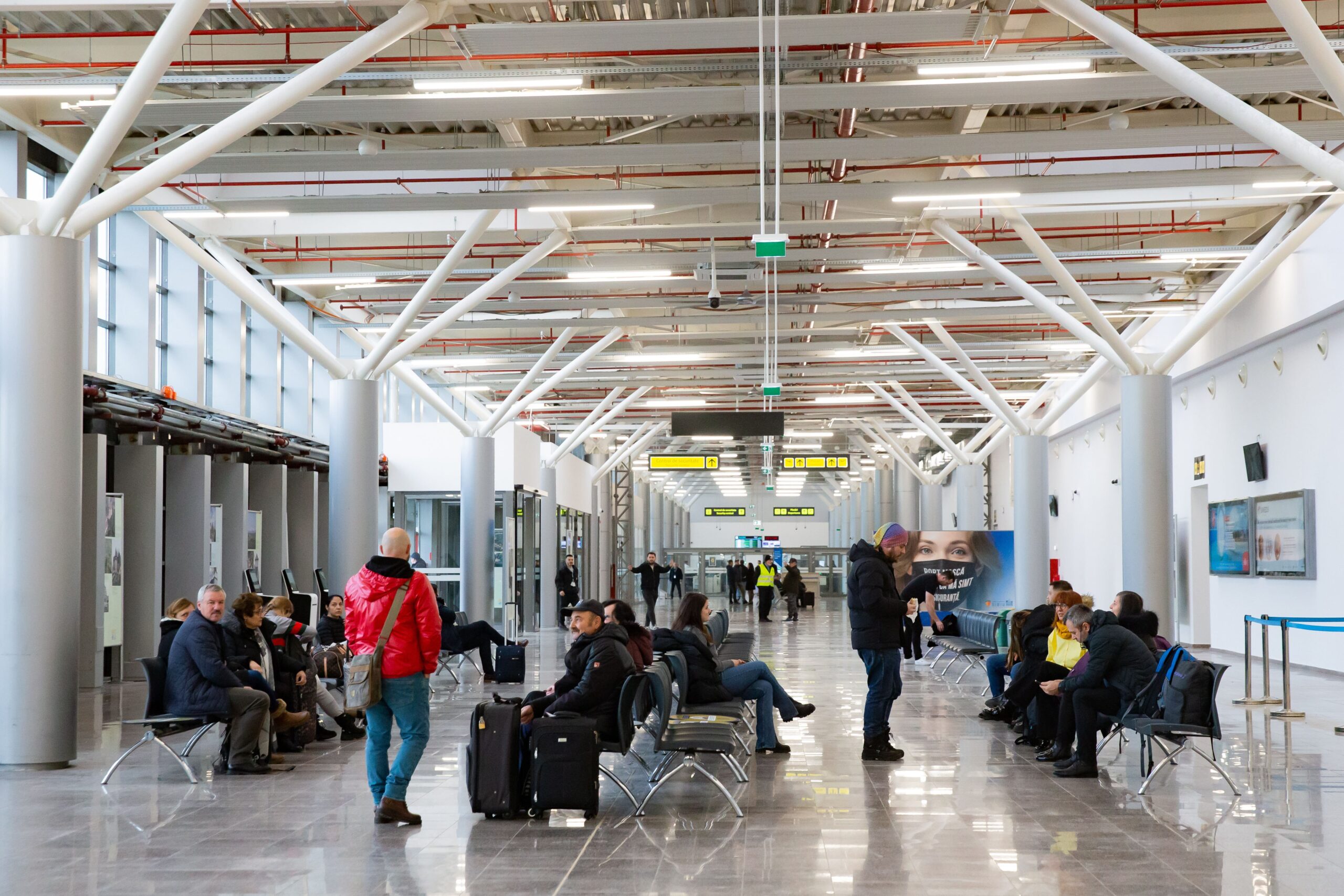 Vot în Parlamentul European pentru drepturile pasagerilor aerieni: eurodeputații cer bagaj de mână gratuit