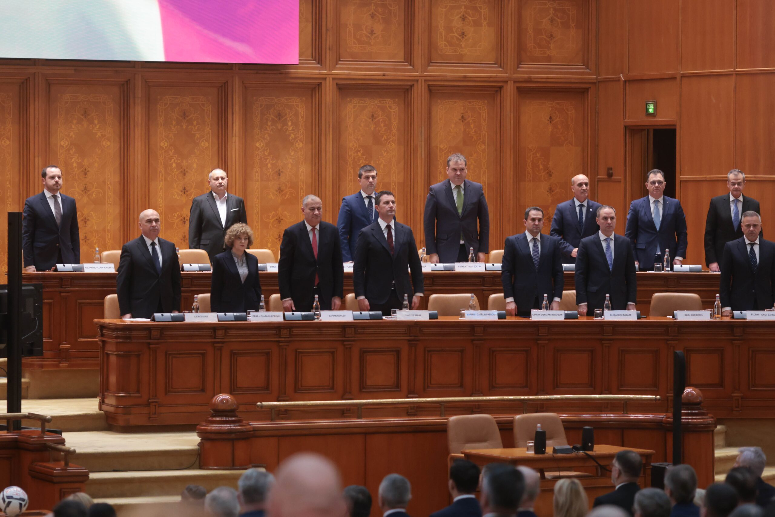 Cum comunică și gestionează crizele Guvernul Bolojan. „Nu au cultura comunicațională de tipul unei organizații inteligente”