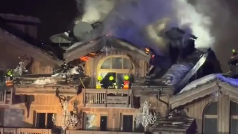 Hotel de lux, în flăcări în Franța: peste 80 de turiști evacuați din celebra stațiune de schi Courchevel
