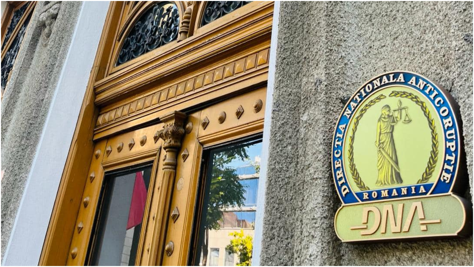 Fostă contabilă a Ministerului de Externe, percheziționată de DNA. Este suspectată că ar fi virat bani din contul instituției în conturile unor apropiați, timp de nouă ani  : Europa FM