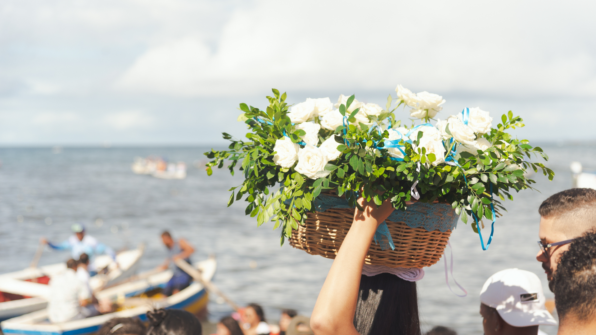 De Anul Nou, brazilienii aduc omagii zeiței Yemanjá: Aprind lumânări pe plajă și aruncă flori în apă : Europa FM