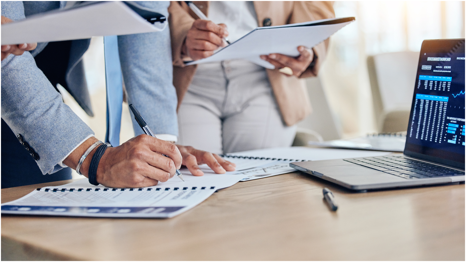 Noi reguli pentru firmele mari. Acestea vor putea depune o singură declarație fiscală la nivel de grup. Sunt introduse și amenzi pentru cei care nu respectă modificările  : Europa FM