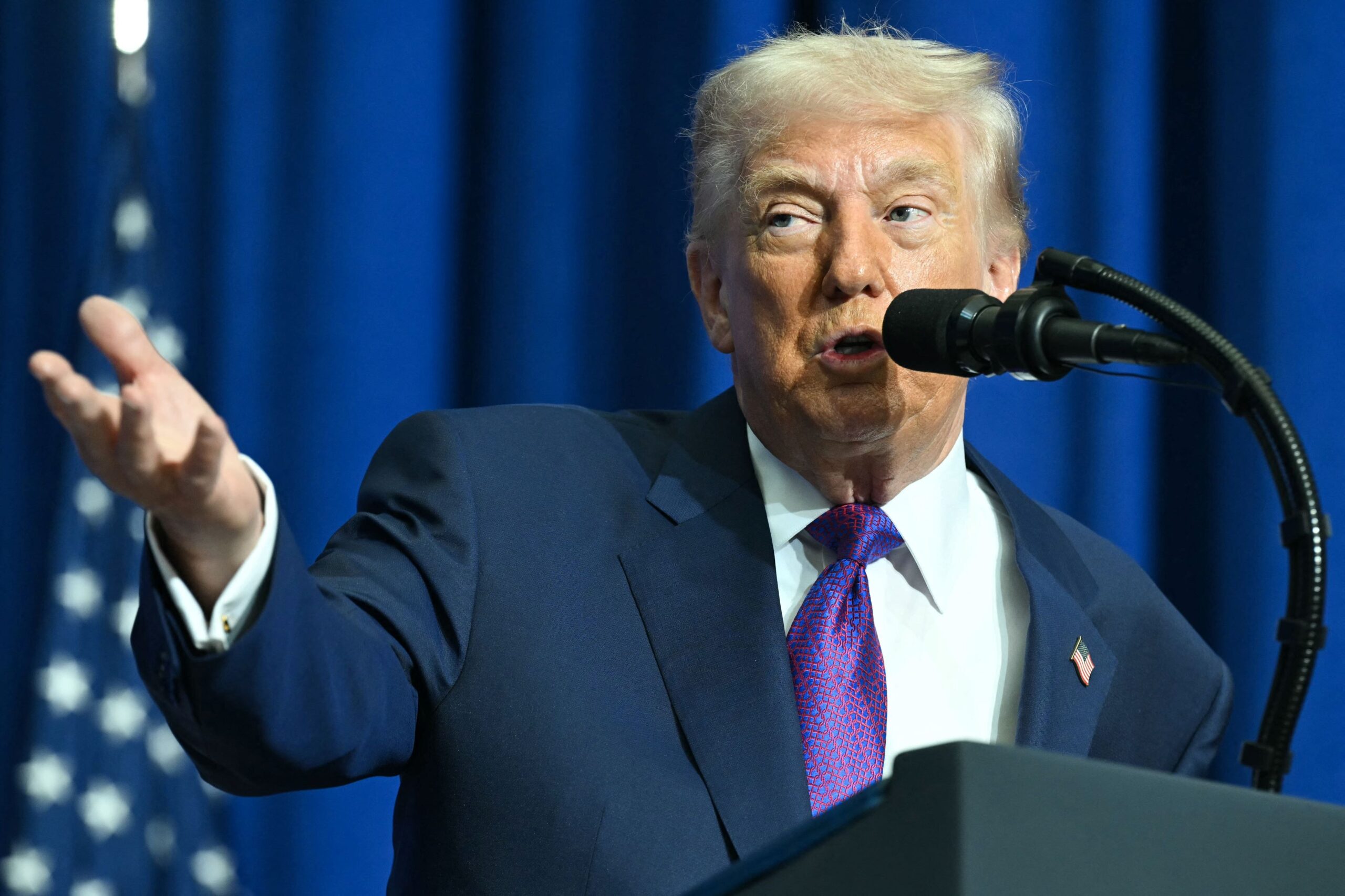 Trump, atac furibund la Curtea Supremă, după blocarea tarifelor. Acuză „influențe străine” și anunță noi taxe vamale globale de 10%