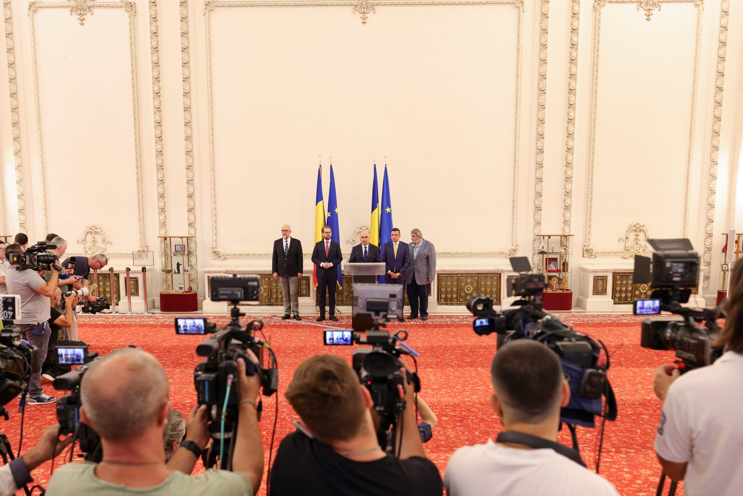 Negocieri dure în coaliție pentru banii pensionarilor. De unde ar putea lua Guvernul ajutoarele cerute de PSD