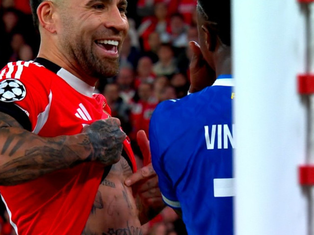 Moment cum rar se vede: Otamendi și-a ridicat tricoul în timpul meciului pentru a-i arăta ceva ”dureros” lui Vinicius