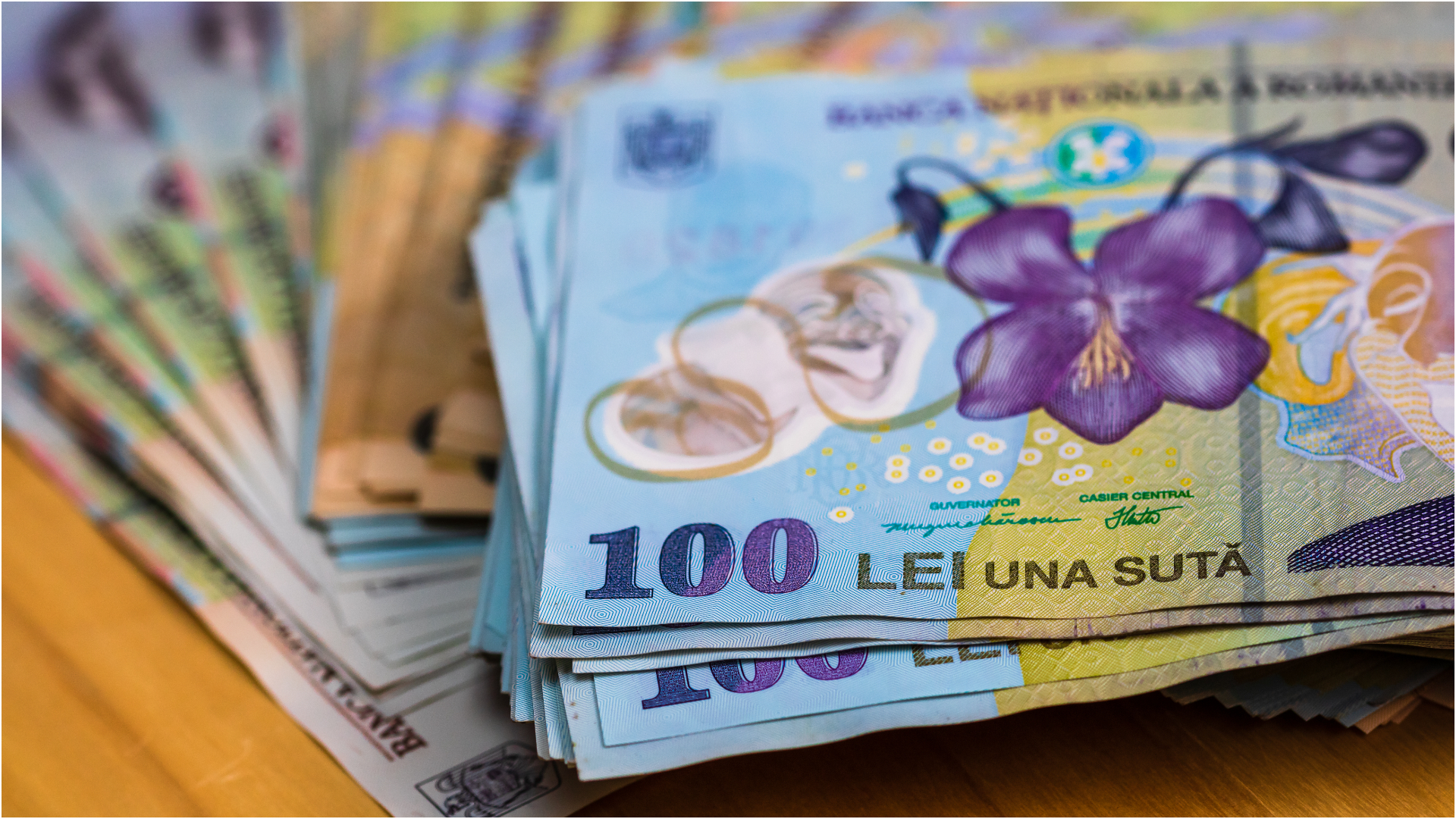 Dobânzile la care se împrumută România au scăzut la cel mai mic nivel din ultimii doi ani, ca urmare a deciziei CCR privind pensiile magistraților, arată un raport Bloomberg : Europa FM