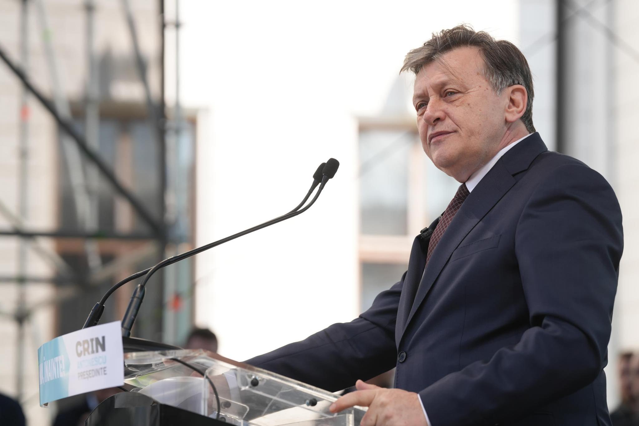 Oana Ţoiu, pusă la zid şi de cel mai aprig adversar al lui Ponta. Crin Antonescu: „Cele mai mizerabile secături pe care le-am văzut în politică”