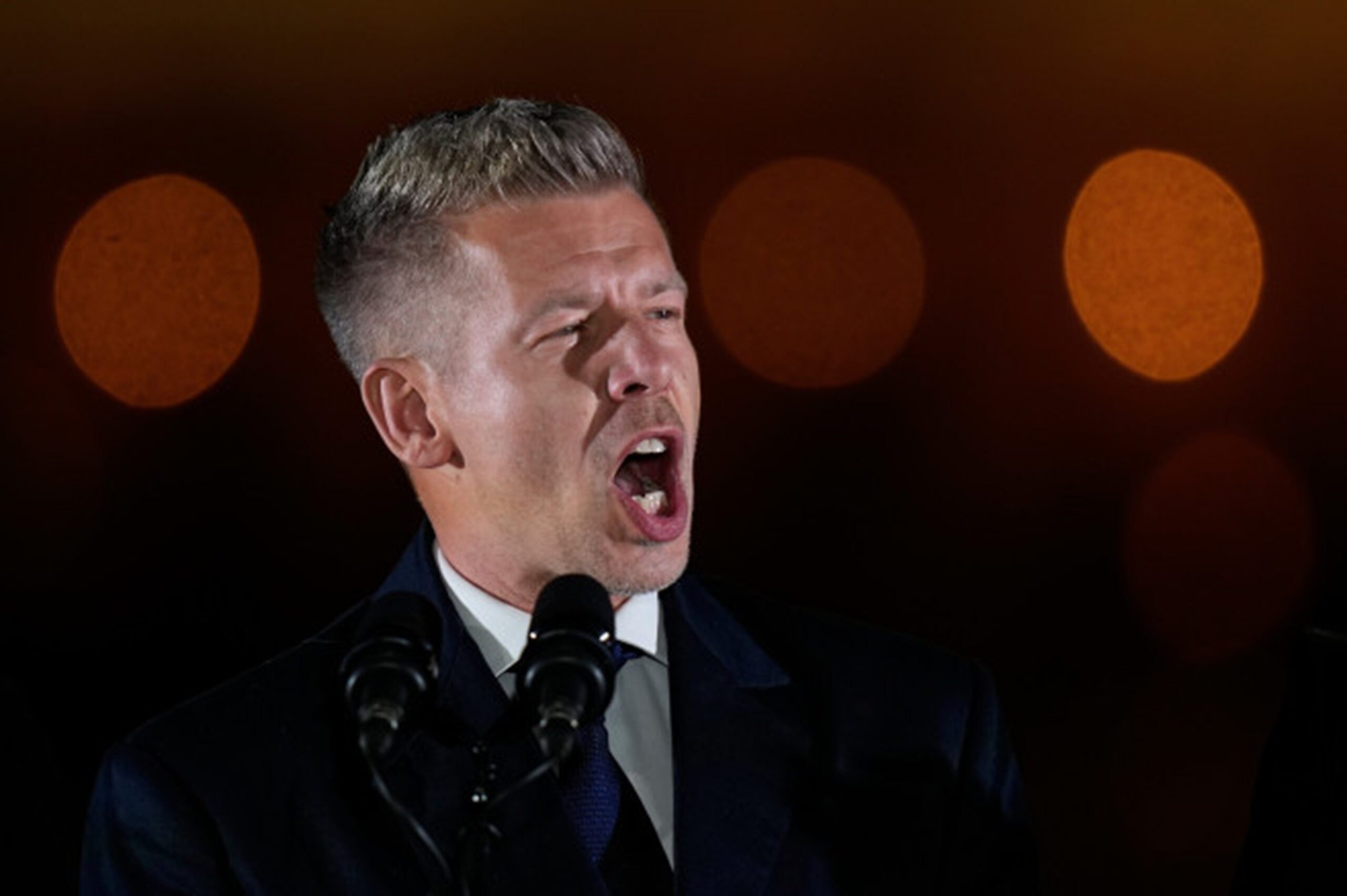 Peter Magyar acuză distrugerea unor documente sensibile după victoria în alegeri. „Aduce prejudicii statului ungar”