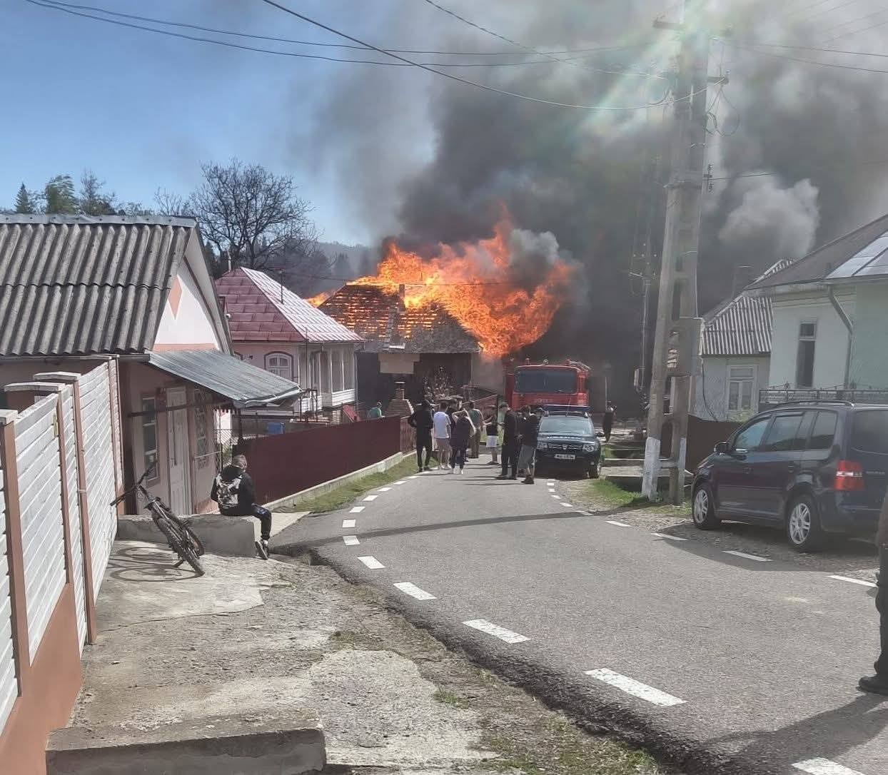 Vrancea: Incendiu la 11 case de lemn din Soveja
