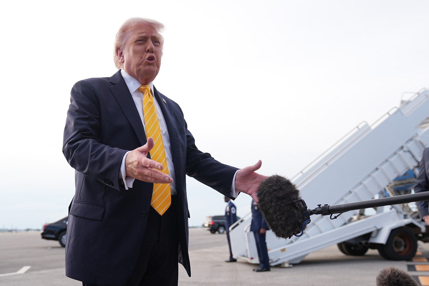 Trump pierde sute de milioane de dolari după prăbușirea investițiilor în Bitcoin