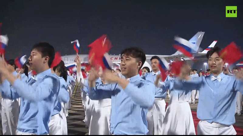 Imagini cu primirea fastuoasă a lui Putin în China: urale pe aeroport. Ce vrea liderul rus să obțină de la Xi Jinping