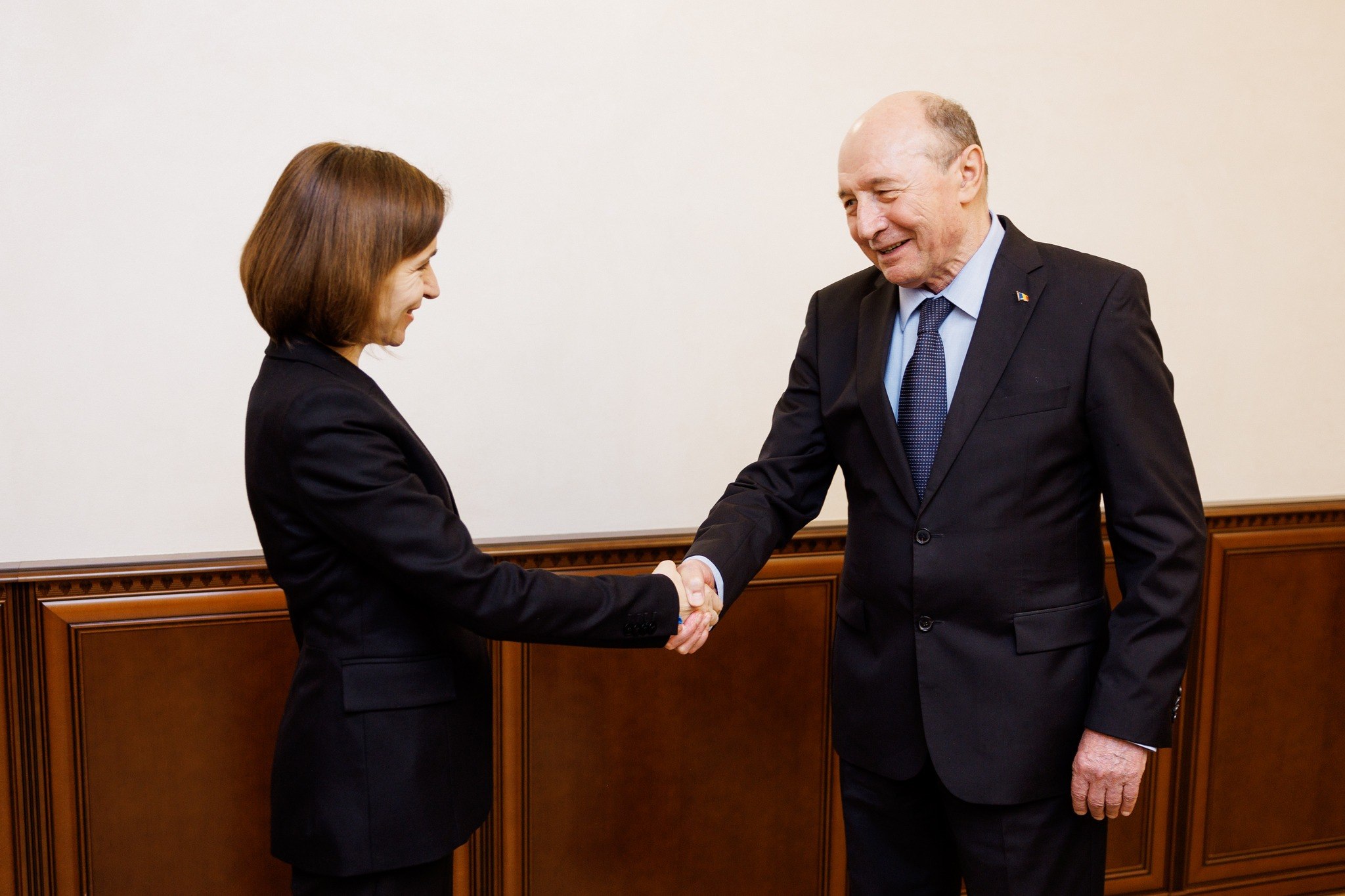 De ce a primit Traian Băsescu abia acum cetățenia moldovenească retrasă de Dodon. Precizările Maiei Sandu