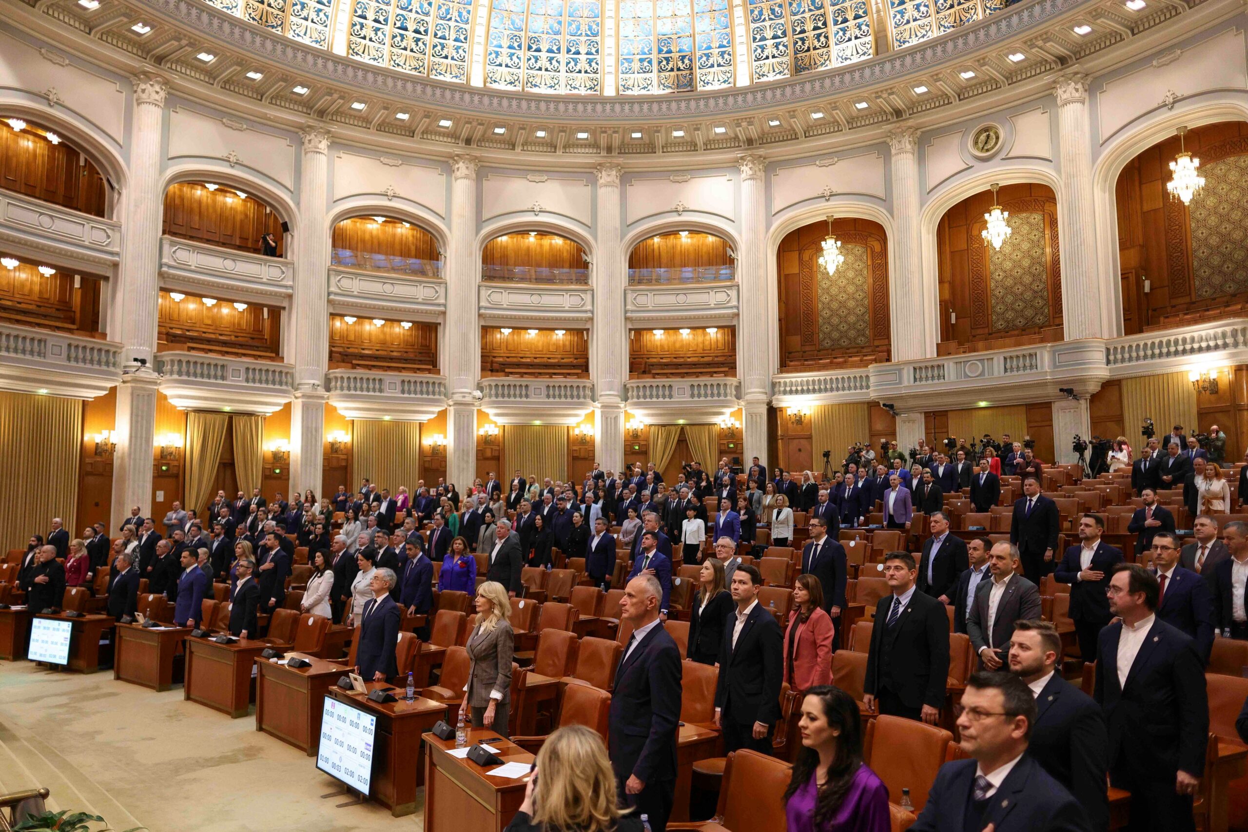 Parlamentul României, sub anarhie. De ce un guvern fără sprijin în legislativ riscă să fie condamnat încă din fașă
