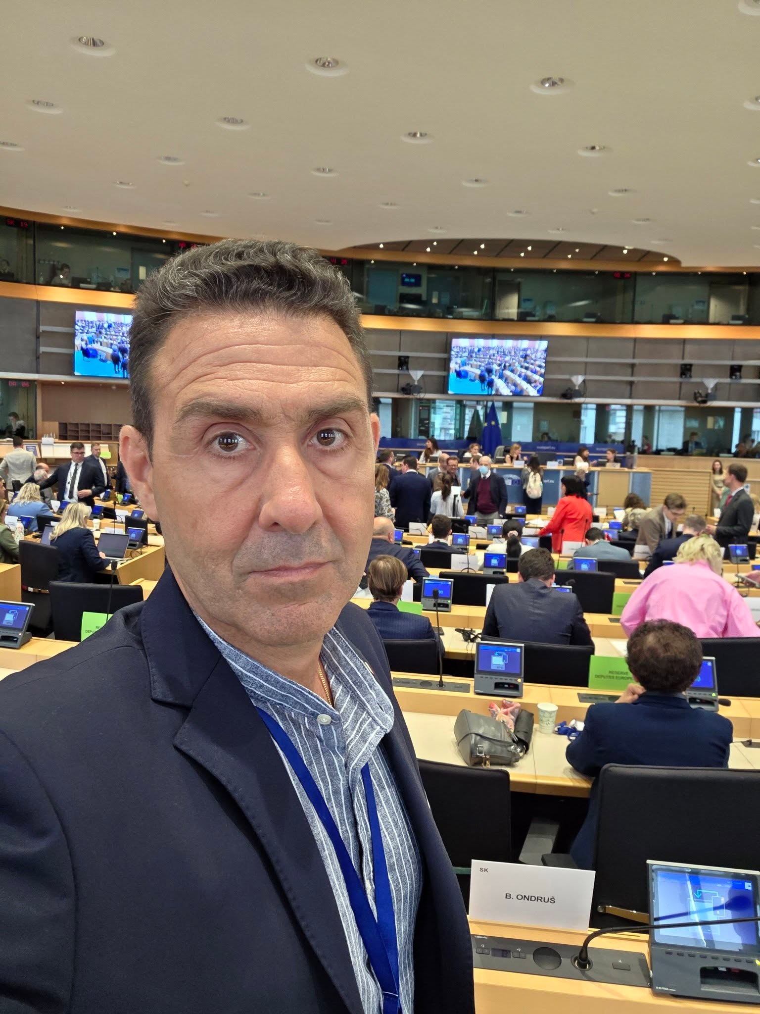 Viitorul Giorgiei Meloni, amenințat de un nou partid extremist înființat de un fost general căsătorit cu o româncă