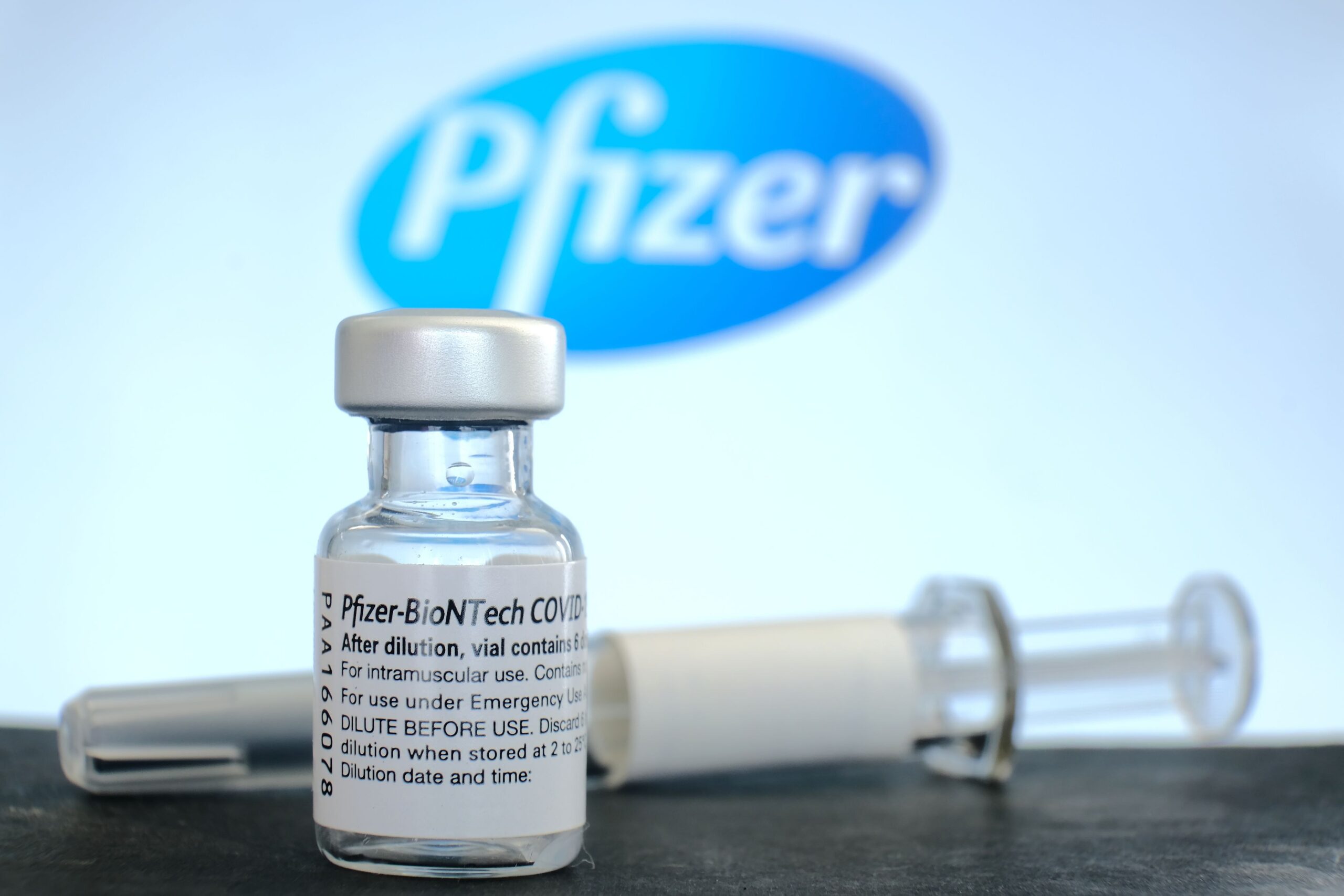 De ce are România nevoie de lobbyști și experți externi în negocierile cu Pfizer. „E un dezastru de manual economic”