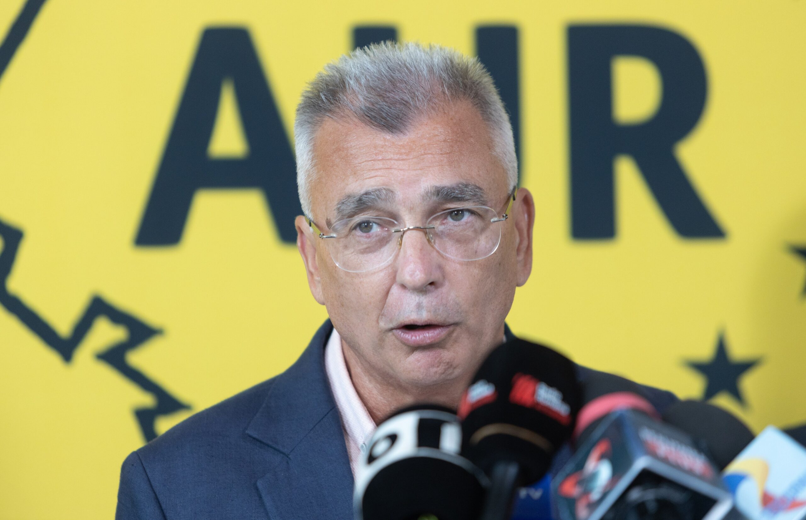 „Se pot întâmpla accidente”. AUR nu va vota guvernul Veștea, dar lasă loc de „surprize”: „Merg pe stradă și zic că nu pățesc nimic, dar mă poate călca o mașină”