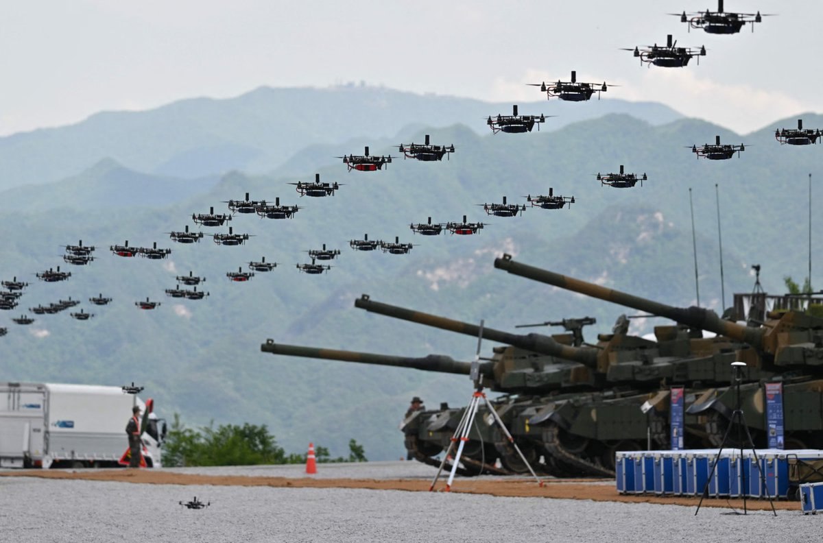 Imagini incredibile de la exercițiile militare din Coreea de Sud: un roi de 50 de drone este spulberat cu arme laser și tunuri Vulcan