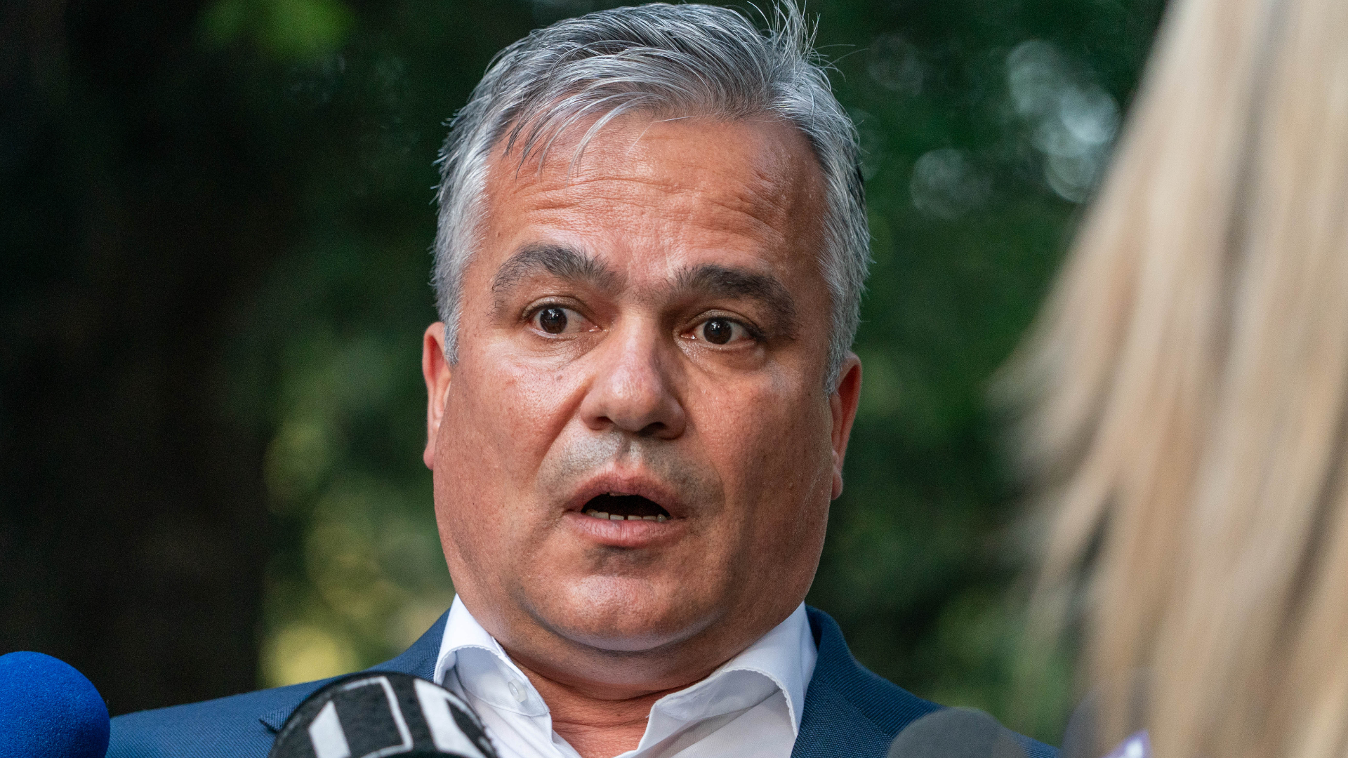 Pe ce voturi s-ar putea baza Adrian Veștea pentru învestirea Cabinetului său. Se fac ultimele calcule politice : Europa FM