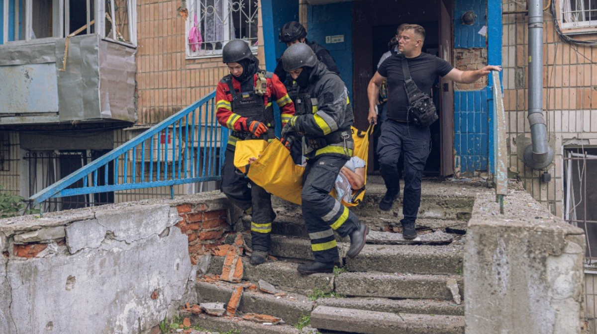 Cel puțin cinci persoane au fost ucise și alte zeci au fost rănite într-o serie de atacuri aeriene reciproce dintre Ucraina și Rusia