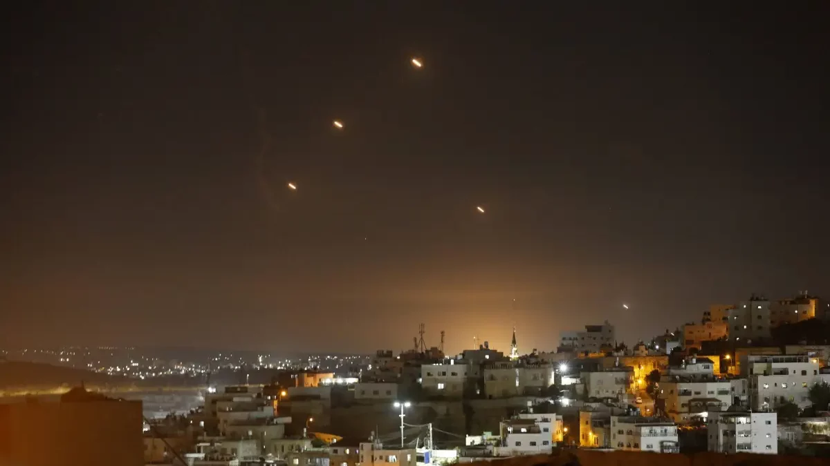 BREAKING. Iranul atacă Israelul cu rachete balistice, pentru prima dată de la începerea armistițiului. Israelul va răspunde atacurilor, avertizează oficialii israelieni / Reacția lui Trump: Înapoi la negocieri!