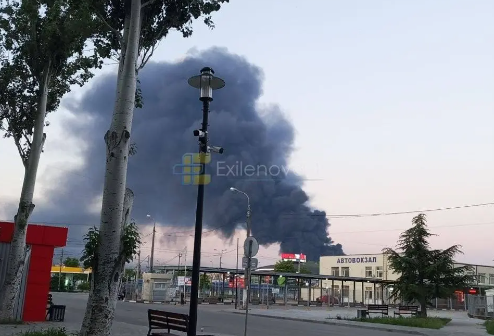 Incendii și explozii raportate în zona Strâmtorii Kerci în urma unor atacuri asupra infrastructurii energetice