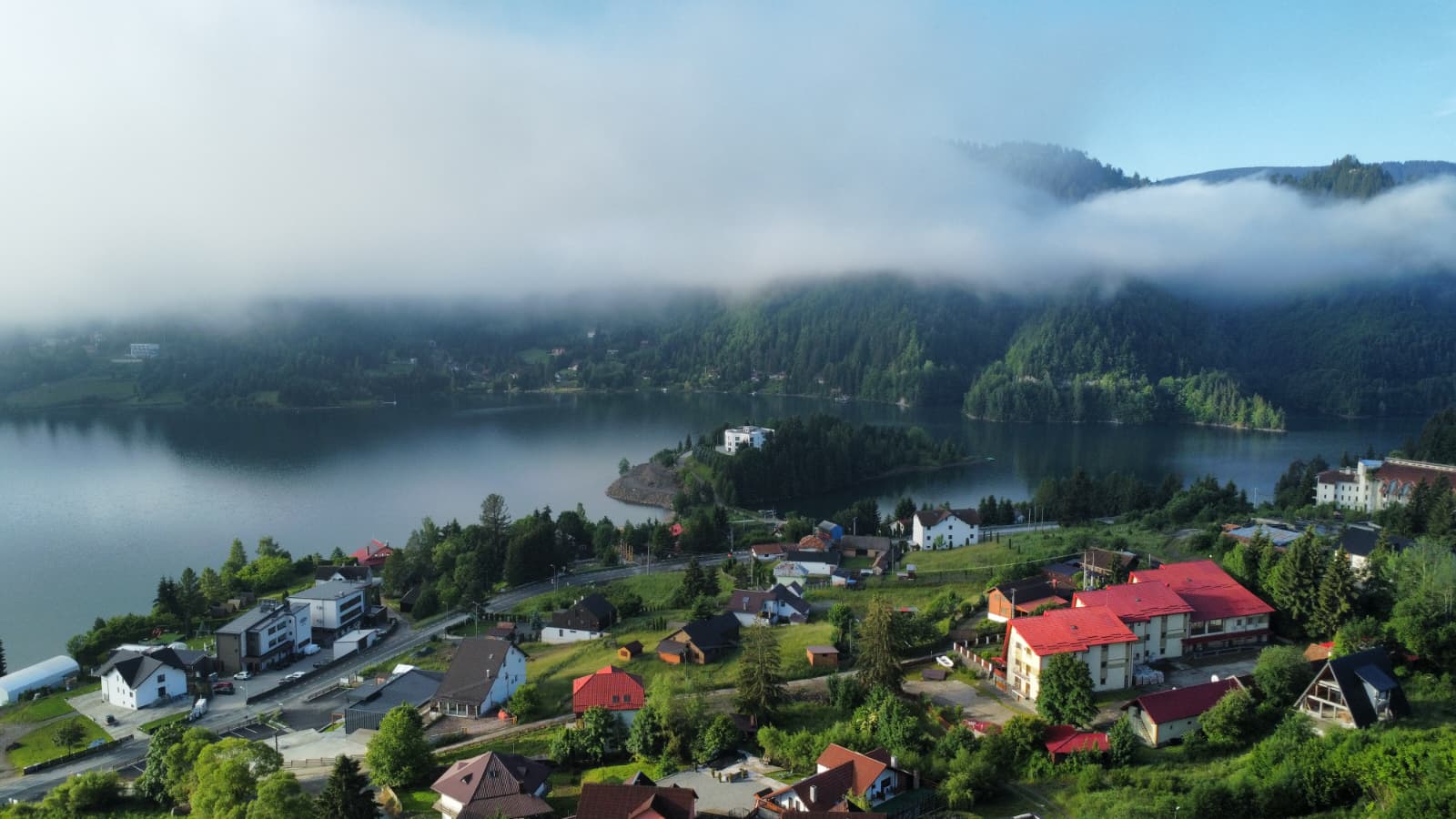 Colibița, stațiunea din jurul lacului cu același nume, din județul Bistrița Năsăud, unde canicula nu a pus stăpânire, atrage in aceste zile un numar mare de turiști : Europa FM