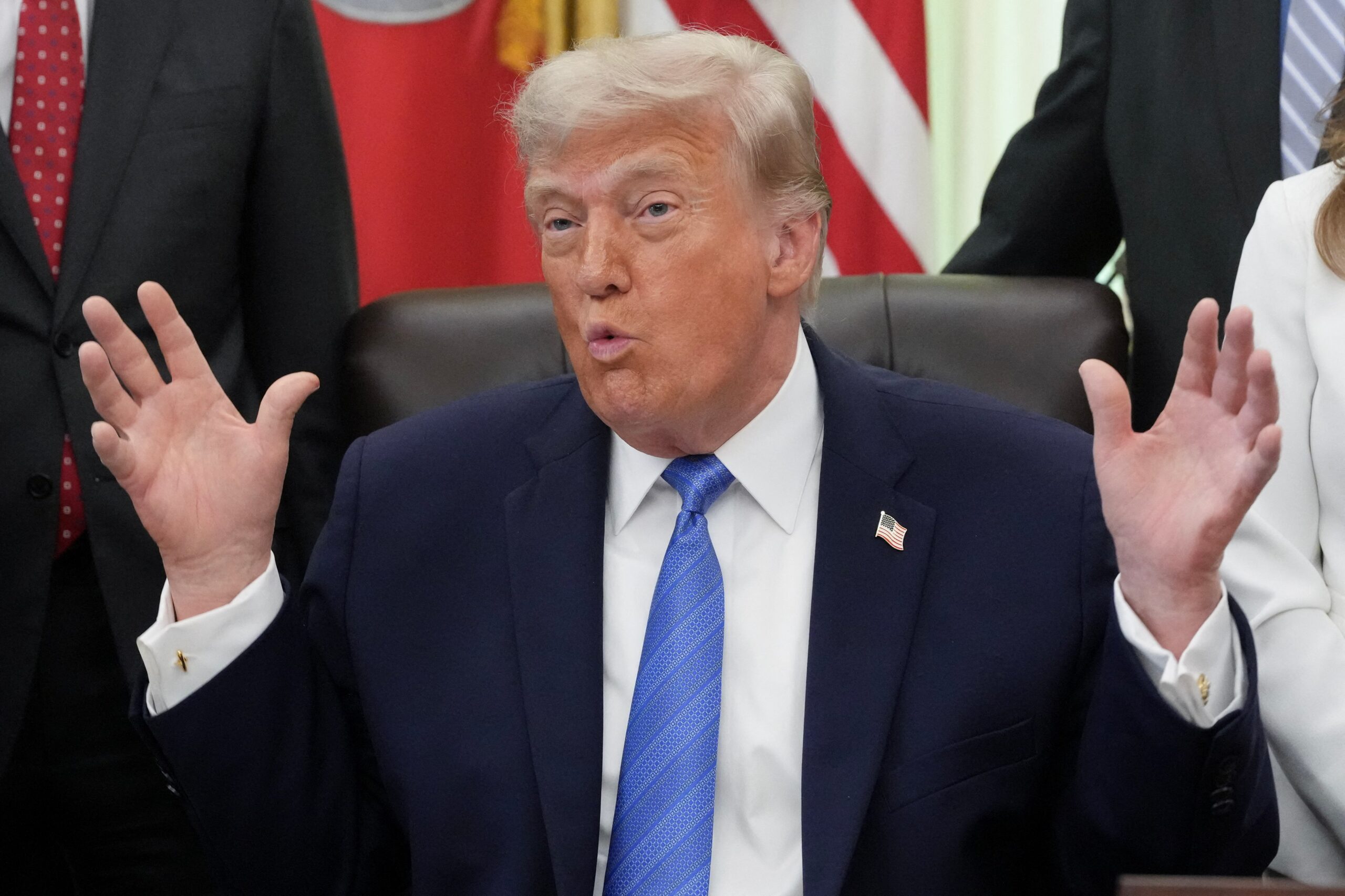 Trump laudă reinstalarea statuii unui proprietar de sclavi și îi îndeamnă pe americani să o viziteze