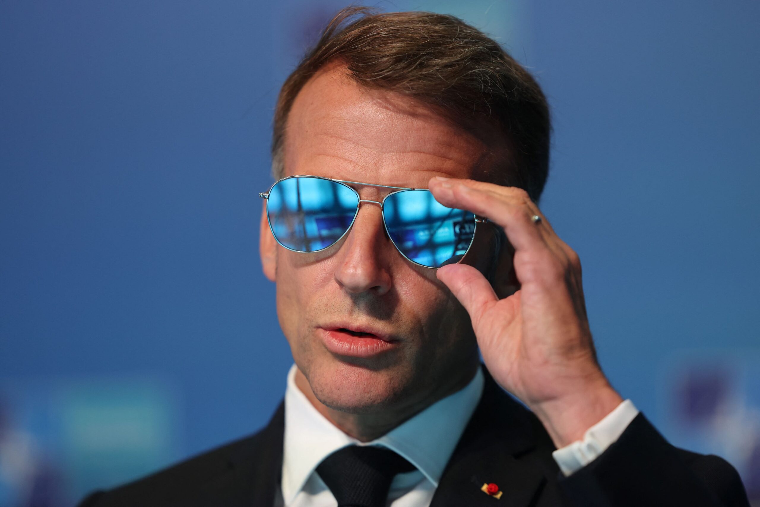 Detaliul care a atras toate privirile la Summitul NATO: Macron a purtat ochelari de soare și în interior
