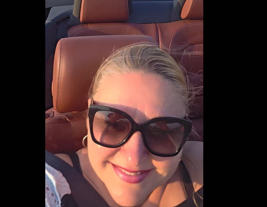 Șoșoacă, într-o decapotabilă și cu ochelari Gucci, pe drumurile din Dobrogea. Internaut: „Asta-i o mașină rusească, da?”