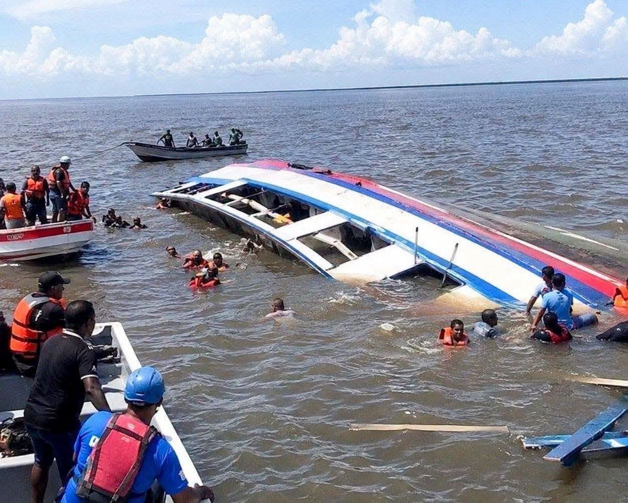 Un feribot cu cu 133 de persoane la bord s-a răsturnat în Guyana. 67 dintre ele au fost salvate, inclusiv 15 copii. Misiunea de căutare este în desfăşurare