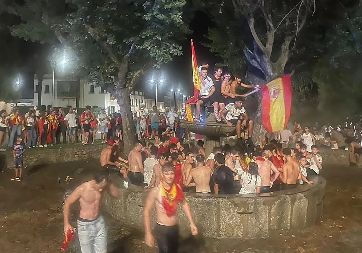 Un adolescent a murit strivit de fântâna pe care se urcase să sărbătorească victoria Spaniei la Cupa Mondială