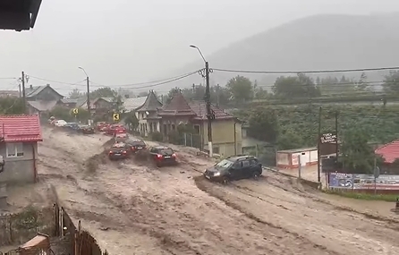 Mașini luate de viituri, în Bușteni. 12 persoane au fost salvate, iar o femeie a ajuns la spital cu fracturi : Europa FM