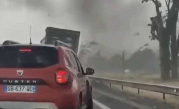 Camioane răsturnate de o tornadă pe o autostradă din Franța. Momentul terifiant, surprins în imagini: „Mașina vibra în interior”