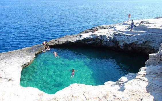 Piscinele naturale din Europa atrag anual milioane de oameni. Ce alternativă spectaculoasă oferă România