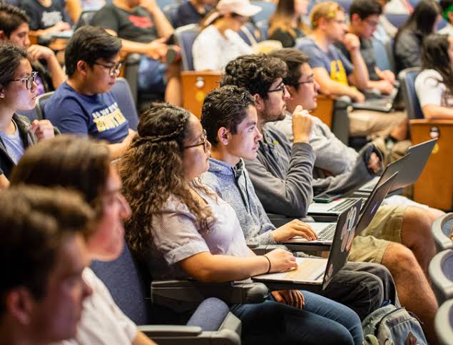 Chatboturile educaționale, viitorul universităților și al studenților