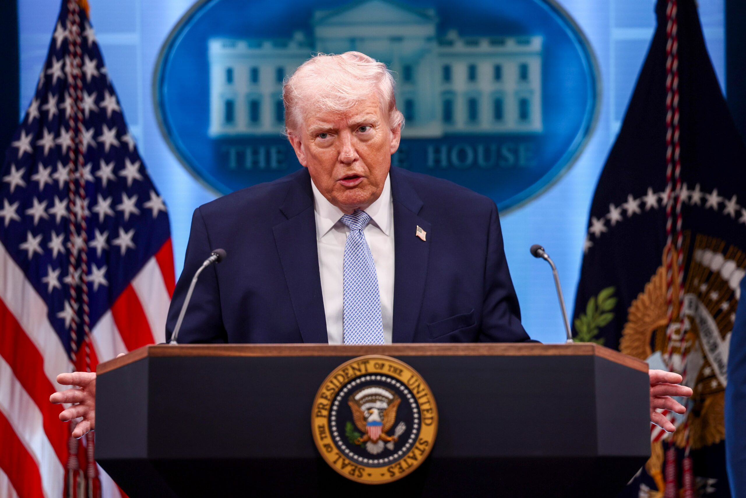 Trump, acuzat de foști oficiali din domeniul securității că slăbește instituțiile SUA: „Urmează modelul regimurilor autoritare”