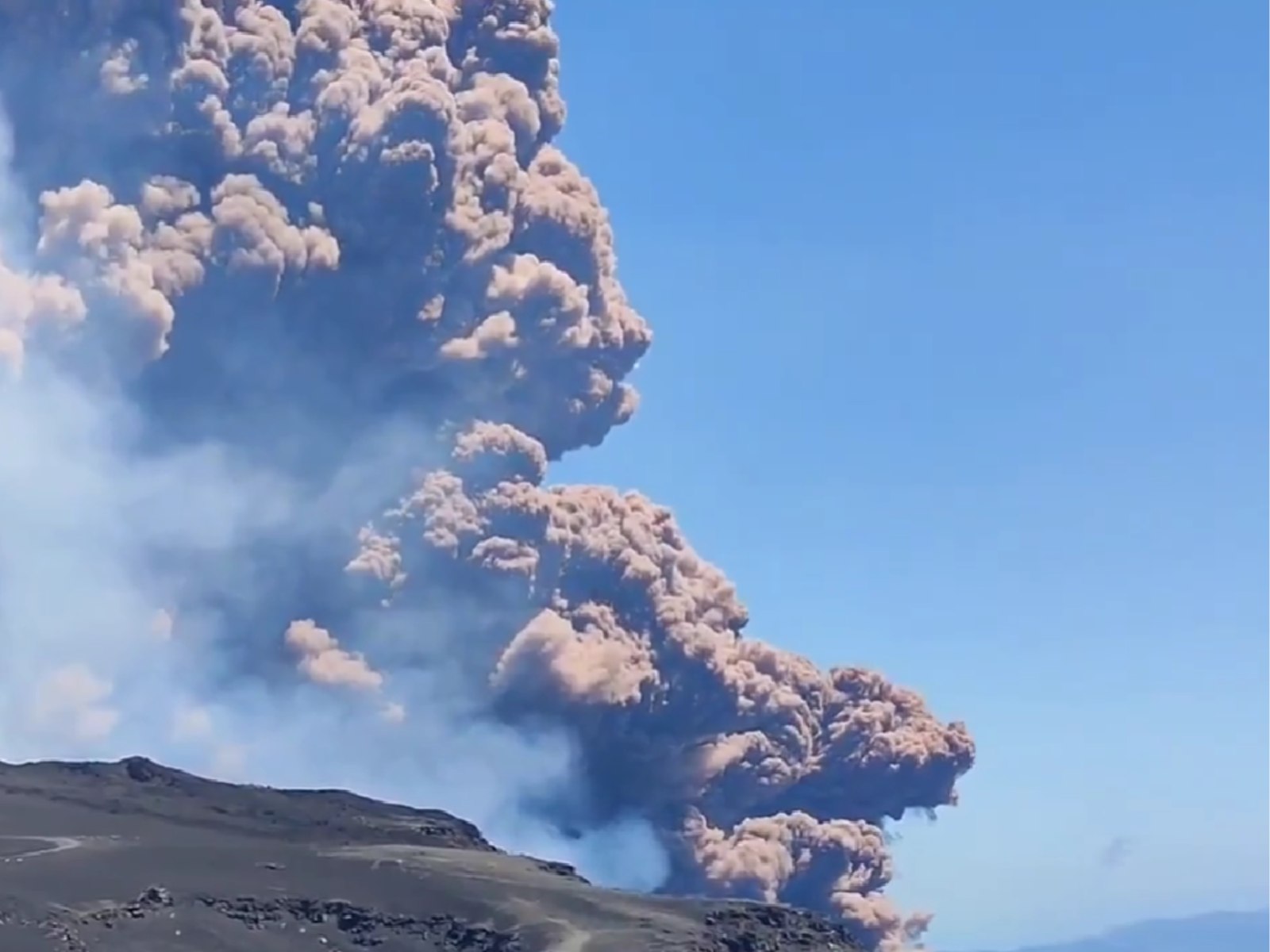 Norul de cenușă al vulcanului Etna perturbă zborurile din Malta. Mai multe curse au fost anulate