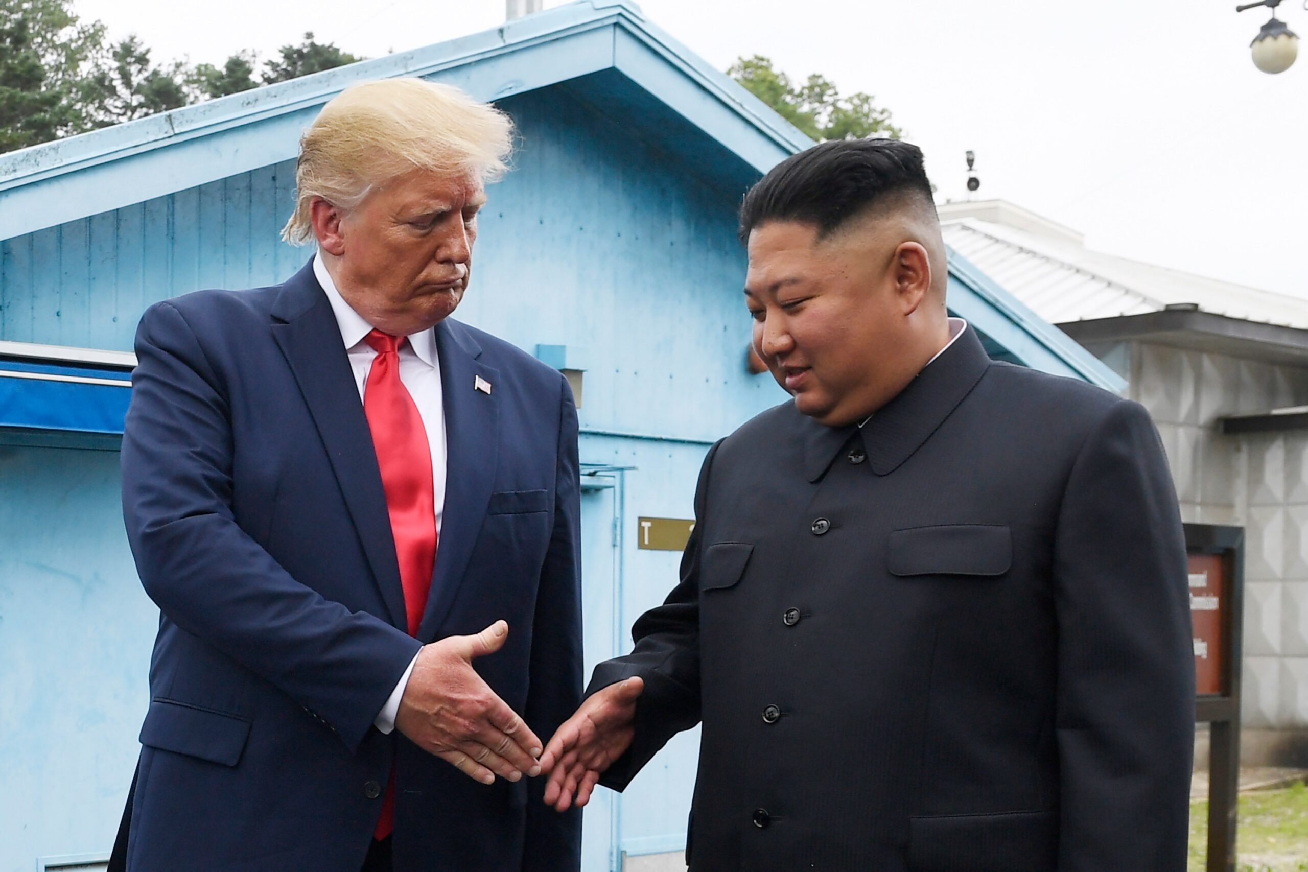 Donald Trump provoacă din nou. Fotografia în care apare alături de Kim Jong Un: „Ne înțelegem de minune”