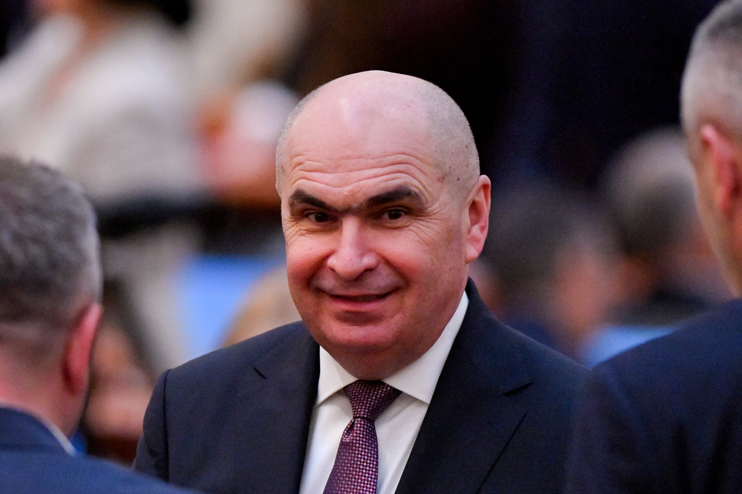 Bolojan critică investițiile în stadioane: „Nu umplem tribuna nici cu toți cetățenii comunei”