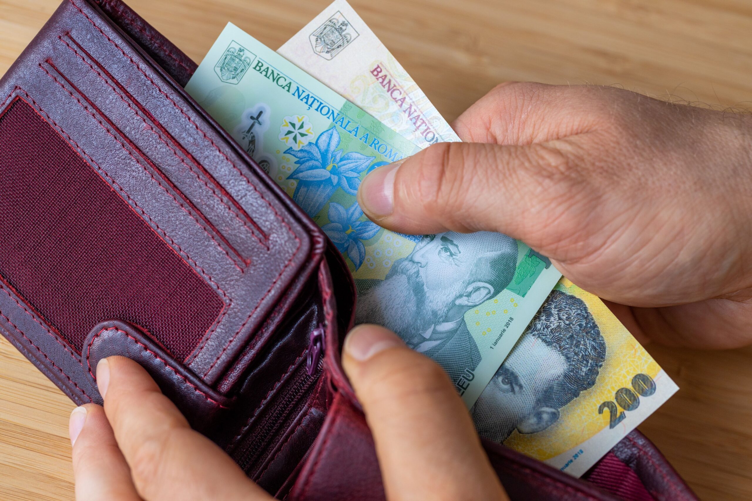 DOCUMENT Legea salarizării primită de liderii partidelor: niciun salariu nu scade, sporuri plafonate la 20%. Schimbări pentru profesori și educatori