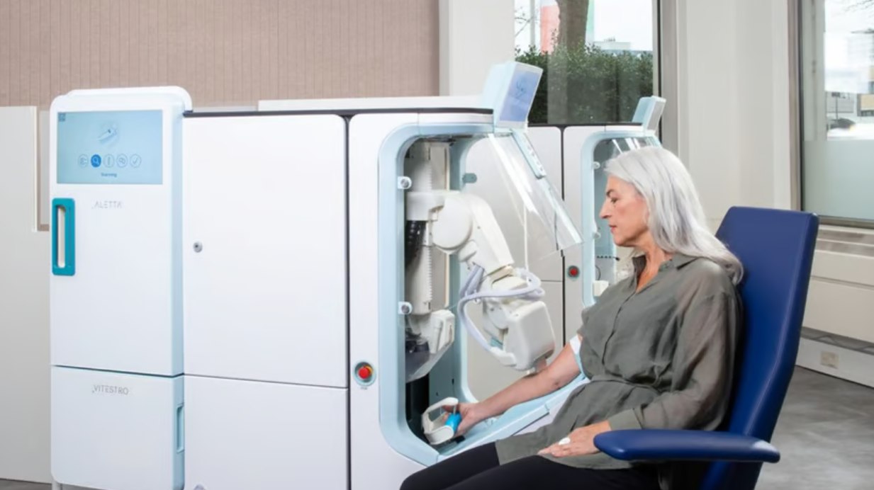 Cum funcționează robotul care recoltează sânge fără intervenția directă a unui medic. Dispozitivul a fost aprobat de FDA