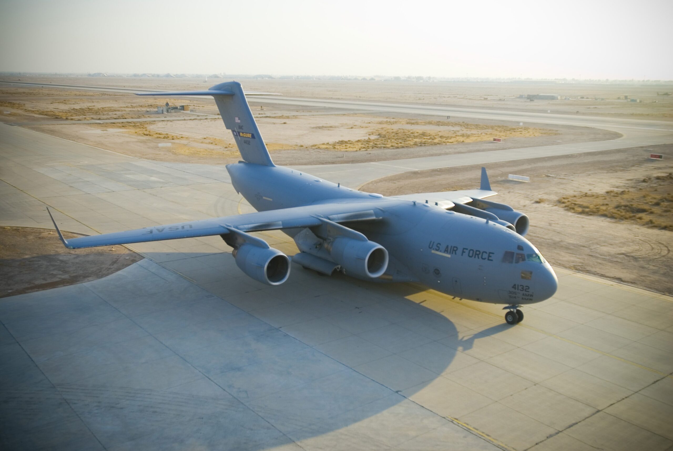 Ce se știe despre avionul militar cu care a venit șefului CIA la Moscova. A plecat escortat de o aeronavă rusă