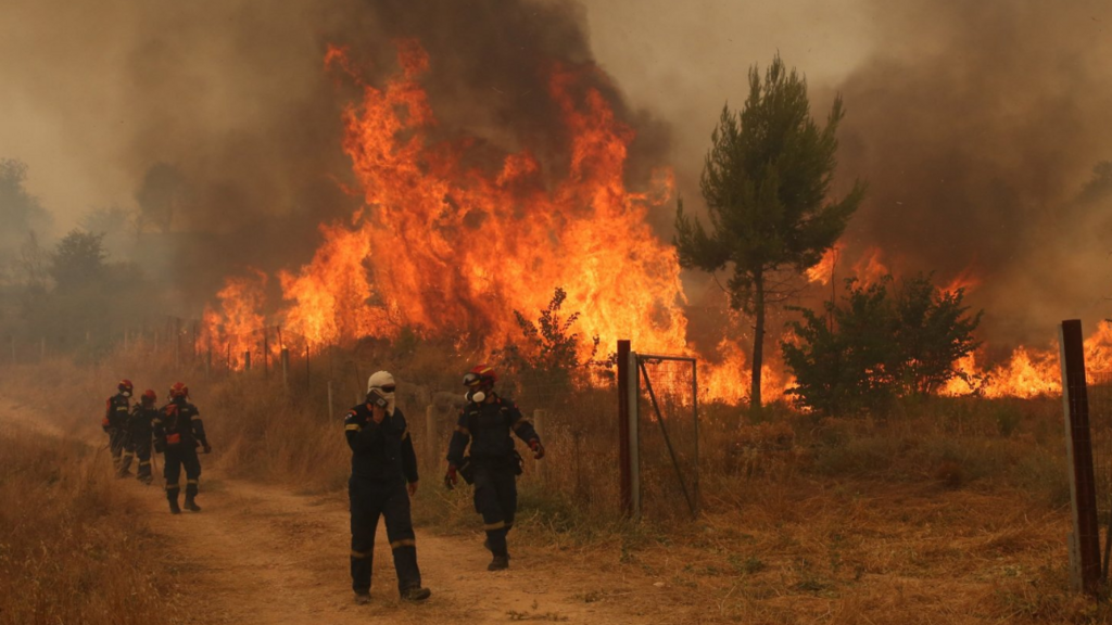 Două persoane au murit după ciocnirea a două elicoptere care participau la stingerea unui incendiu de vegetație în Grecia. DSU precizează că pompierii și aeronavele României nu sunt implicați în incident