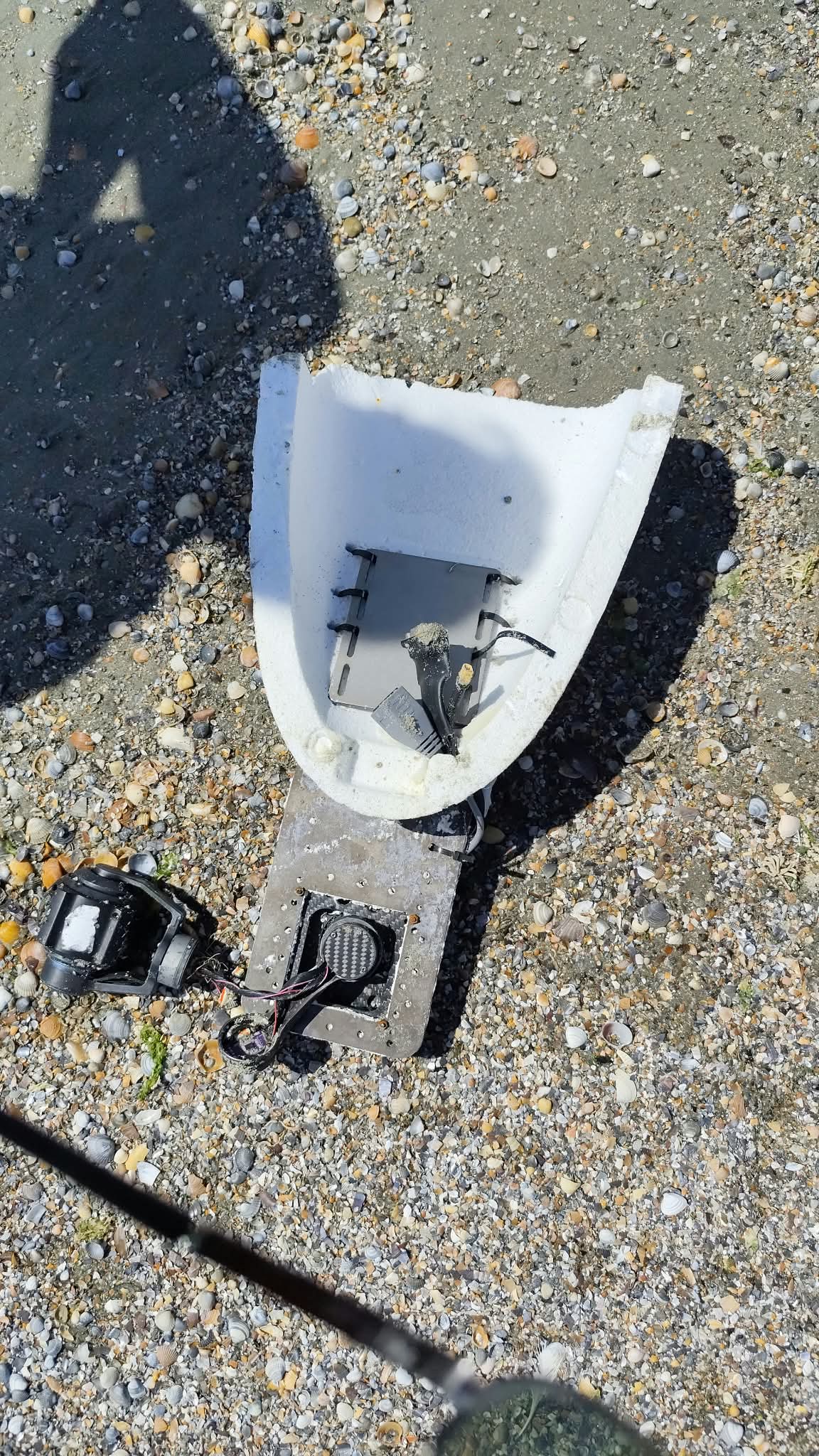 Un fragment de dronă a fost adus de valuri la țărm pe plaja din Olimp : Europa FM