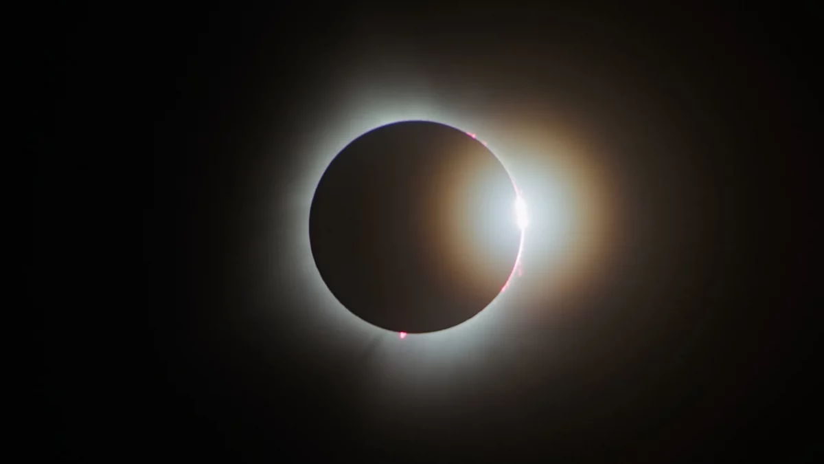 Cum ne afectează Eclipsa totală de Soare, prima din 1999 încoace? Mariana Cojocaru, astrolog, explică la ce trebuie să fii atent în perioada următoare