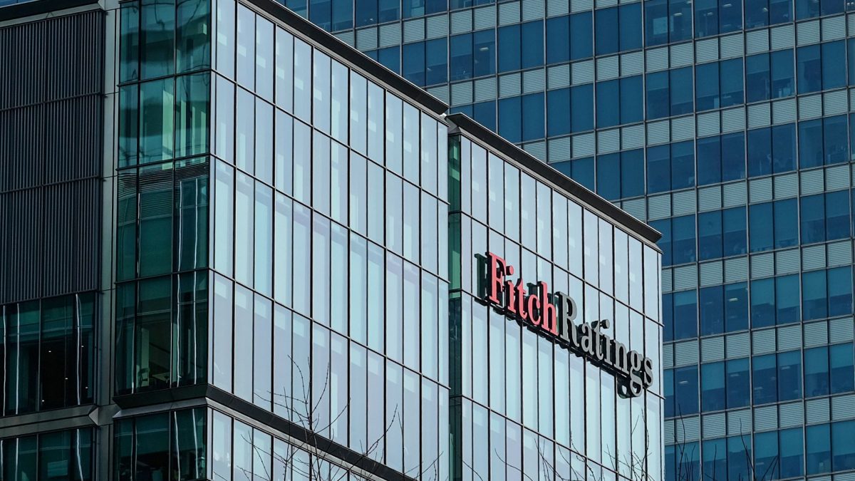 BREAKING. Fitch menține ratingul României la BBB-, cu perspectivă negativă. Agenția de rating estimează inflație medie de 7,6% în 2026, față de 6,8% în 2025