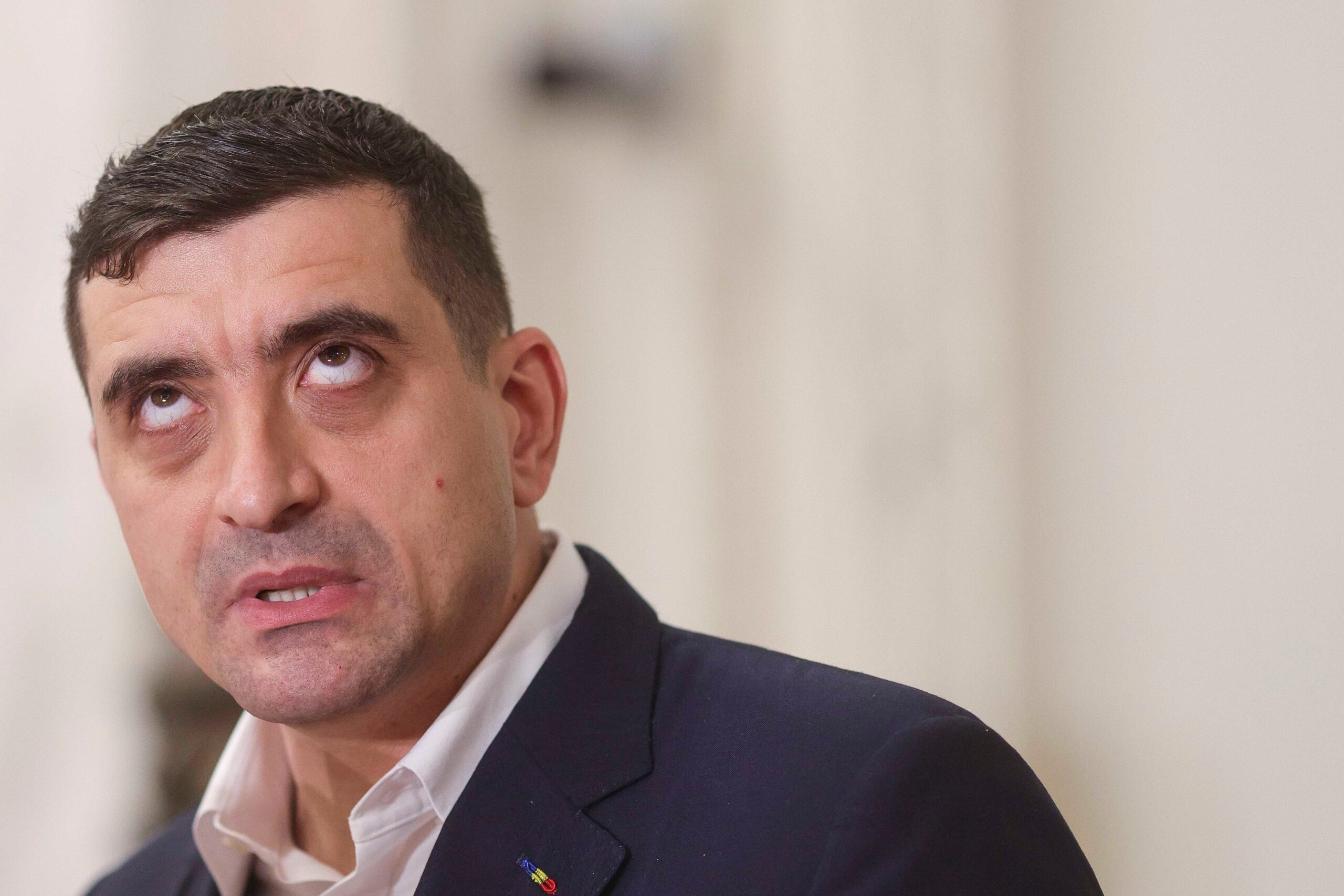 AUR critică folosirea gazelor lacrimogene la protestul din Piața Victoriei și îi cere socoteală lui Bolojan: „Nu se poate baricada în Guvern”